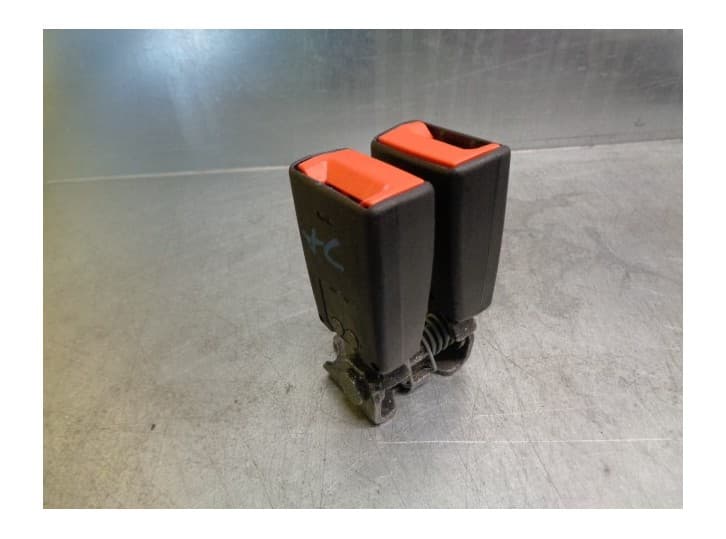 Recambio de enganche cinturon trasero derecho para ford focus iii turnier 1.5 tdci referencia OEM IAM BM51613K21CA