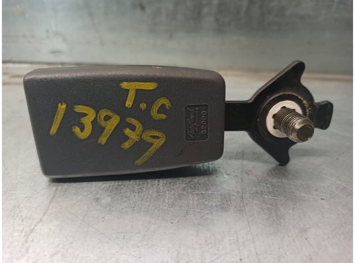 Recambio de enganche cinturon trasero central para mazda premacy (cp) 2.0 td referencia OEM IAM CB015768069 B2000 5 PUERTAS