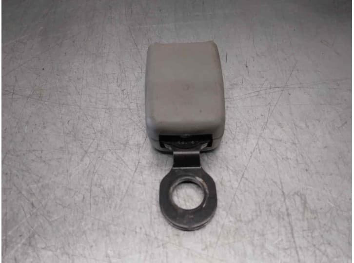 Recambio de enganche cinturon trasero derecho para daewoo tacuma (u100) 2.0 referencia OEM IAM 33018915