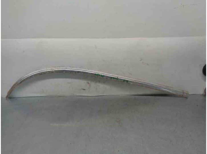 Recambio de molduras delanteras para mercedes-benz /8 (w115) 240 d (115.117) referencia OEM IAM 1156901089