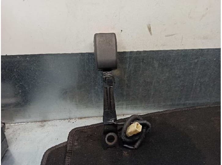 Recambio de enganche cinturon delantero izquierdo para toyota yaris (_p9_) 1.4 d-4d (nlp90_) referencia OEM IAM 2 PINES