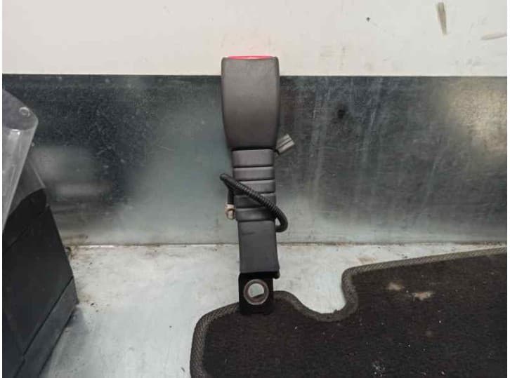 Recambio de enganche cinturon delantero izquierdo para kia rio ii (jb) 1.6 cvvt referencia OEM IAM 888301G000XI 2 PINES