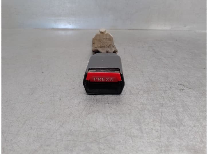 Recambio de enganche cinturon trasero derecho para volvo 340-360 sedán (344) 1.7 referencia OEM IAM 3211744 TRASERO DERECHO 4 PU