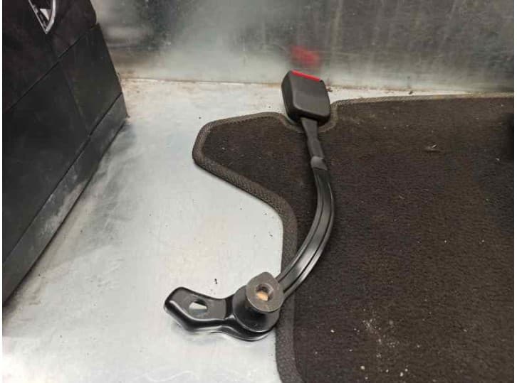 Recambio de enganche cinturon delantero derecho para volkswagen passat b5.5 (3b3) 1.9 tdi referencia OEM IAM 3B0858472 33021770