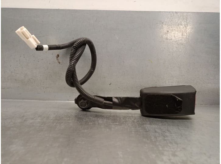 Recambio de enganche cinturon delantero derecho para hyundai i30 station wagon (gd) 1.6 crdi referencia OEM IAM 88840A6000RY 888