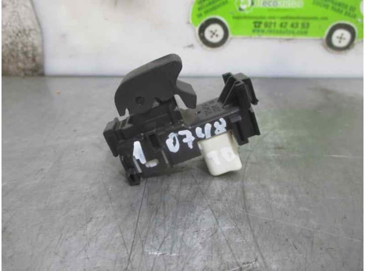 Recambio de mando elevalunas trasero derecho para toyota yaris (_p13_) 1.5 hybrid (nhp130_) referencia OEM IAM 8292R59