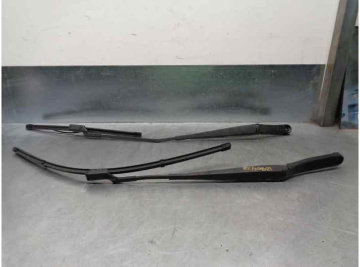 Recambio de brazo limpia delantero derecho para skoda fabia iii station wagon (nj5) 1.4 tdi referencia OEM IAM