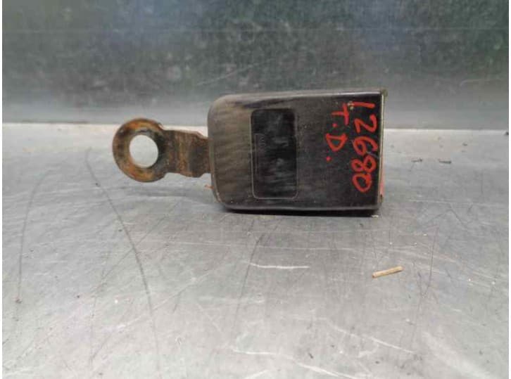 Recambio de enganche cinturon trasero derecho para daewoo nubira sedán (j100) 1.6 16v referencia OEM IAM 96415492 TRA DER 4 PUER