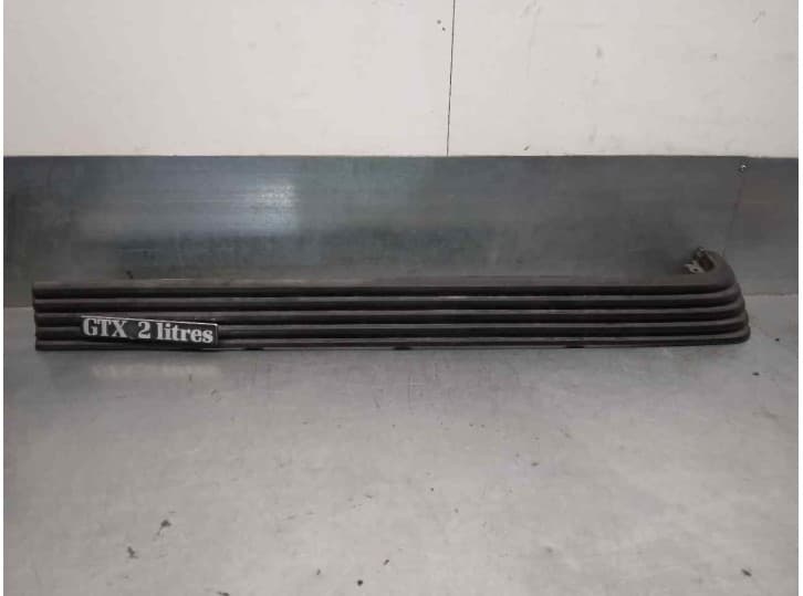 Recambio de molduras traseras para renault fuego 2.0 referencia OEM IAM 4678702