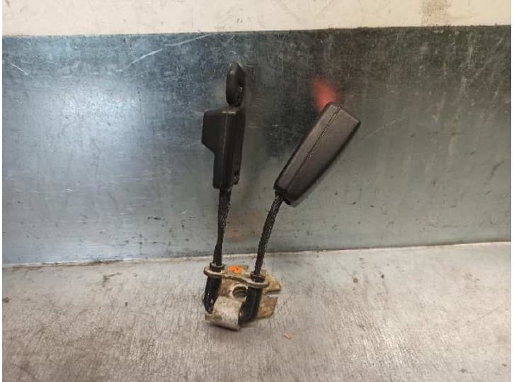 Recambio de enganche cinturon trasero izquierdo para ford mondeo ii (bap) 1.8 i referencia OEM IAM 1054233 1054233