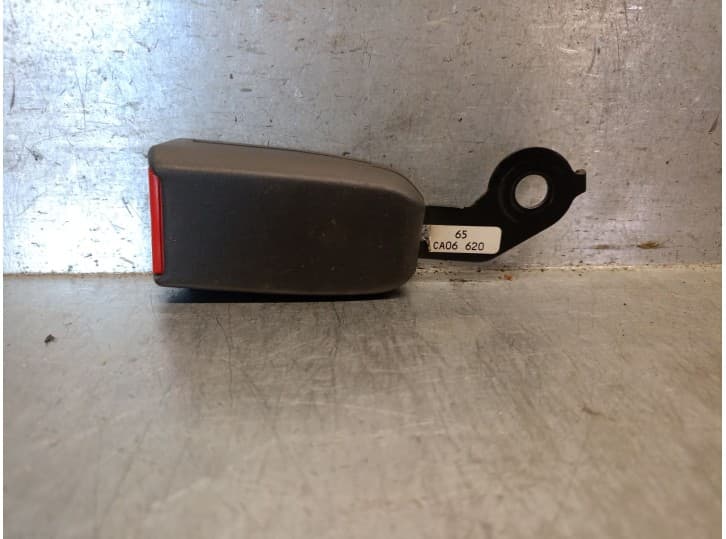 Recambio de enganche cinturon delantero derecho para mazda xedos 6 (ca) 1.6 16v referencia OEM IAM CA0657620A65 CA0657620A65