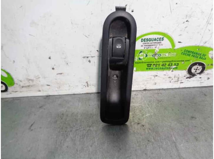 Recambio de mando elevalunas trasero derecho para renault modus / grand modus (f/jp0_) 1.2 16v (jp0w) referencia OEM IAM 8200635