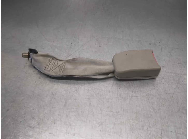 Recambio de enganche cinturon trasero derecho para hyundai xg sedán 300 referencia OEM IAM 1H3305142 TRAS DER 4 PUERETAS
