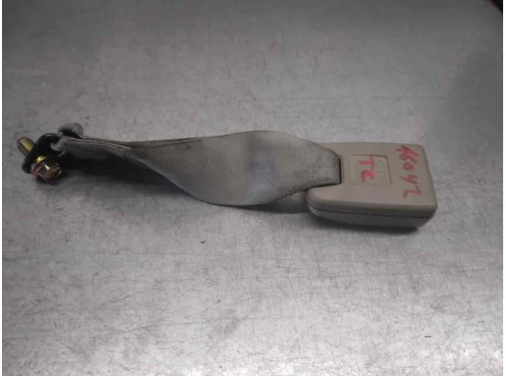 Recambio de enganche cinturon trasero central para hyundai xg sedán 300 referencia OEM IAM 1H3305142 TRAS CENT 4 PUERTAS