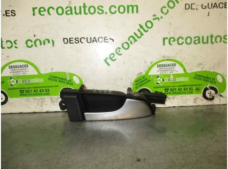 Recambio de maneta interior delantera derecha para audi a3 (8p1) 1.9 tdi referencia OEM IAM 8P3867020B