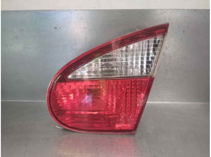 Recambio de piloto trasero porton izquierdo para daewoo lanos sedán (klat) 1.5 referencia OEM IAM 96304632 DE PORTON 4 PUERTAS