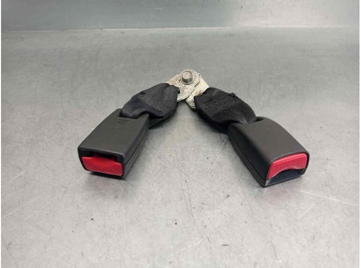 Recambio de enganche cinturon trasero derecho para mazda 2 (de_, dh_) 1.3 (de3fs) referencia OEM IAM T86232B TRA DER 3 PUERTAS