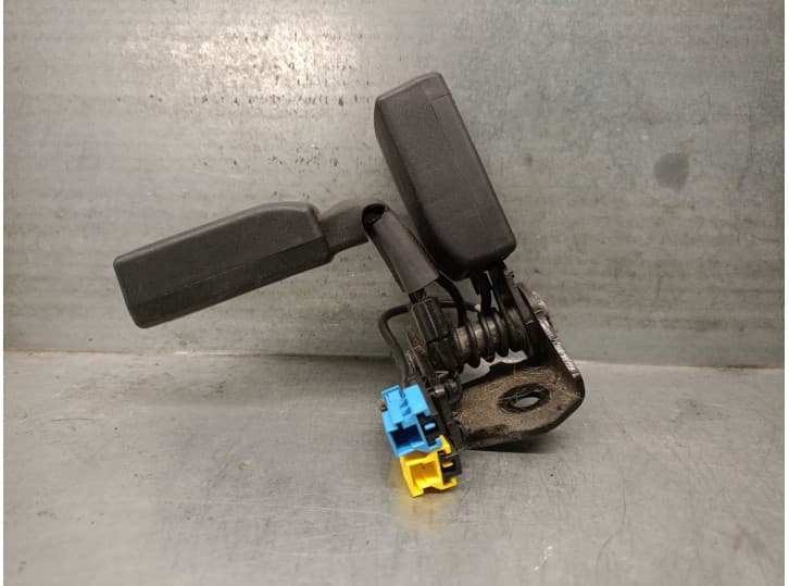 Recambio de enganche cinturon trasero derecho para mercedes-benz clase a (w176) a 180 cdi (176.000) referencia OEM IAM A17686004