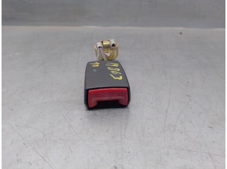 Recambio de enganche cinturon trasero derecho para audi a4 b5 avant (8d5) 1.9 tdi referencia OEM IAM 4B0857740A TRASERO DERECHO