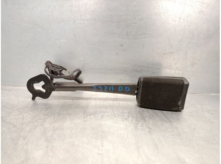 Recambio de enganche cinturon delantero derecho para audi a3 (8v1, 8vk) 2.0 tdi referencia OEM IAM 8V0857755F 8V0857755F