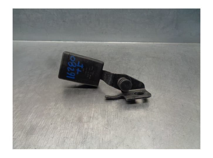Recambio de enganche cinturon trasero izquierdo para opel insignia a sports tourer (g09) 2.0 cdti (35) referencia OEM IAM 132671