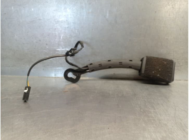 Recambio de enganche cinturon delantero derecho para audi a3 limousine (8vs, 8vm) 1.6 tdi referencia OEM IAM 8V0857756B 8V085775