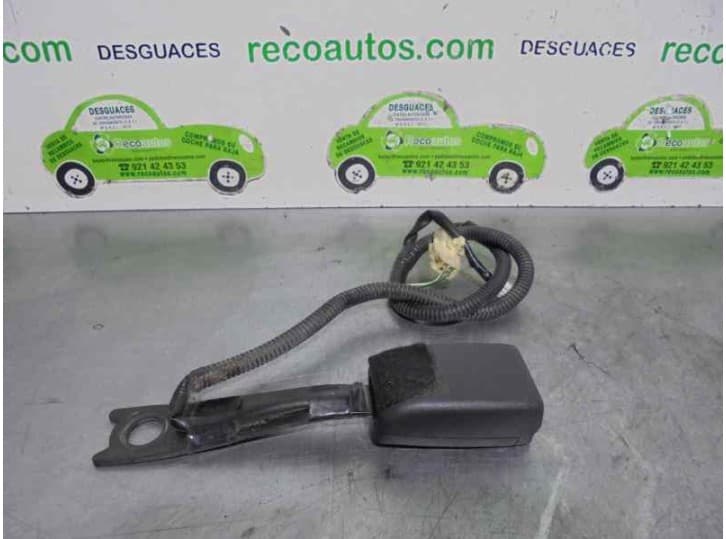 Recambio de enganche cinturon delantero derecho para toyota avensis station wagon (_t25_) 2.0 d-4d (cdt250_) referencia OEM IAM