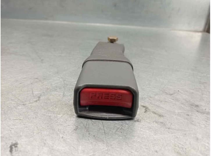 Recambio de enganche cinturon delantero derecho para kia sephia sedán (fa) 1.5 i referencia OEM IAM DEL. DER 4 PUERTAS