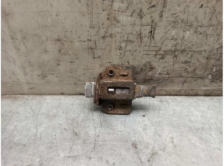 Recambio de cerradura puerta trasera izquierda para nissan trade furgoneta 100 referencia OEM IAM 3474220 INFERIOR