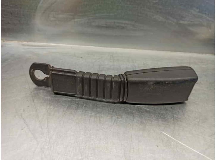 Recambio de enganche cinturon delantero derecho para toyota corolla compact (_e11_) 1.4 (ee111_) referencia OEM IAM T8Z02