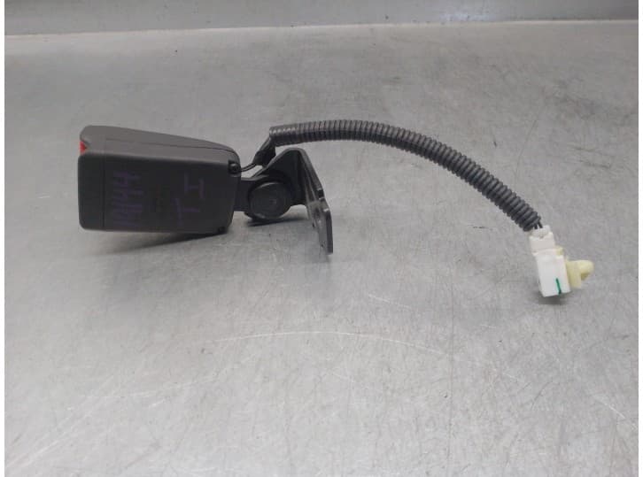 Recambio de enganche cinturon trasero izquierdo para hyundai i20 ii (gb, ib) 1.2 referencia OEM IAM 89830C8200