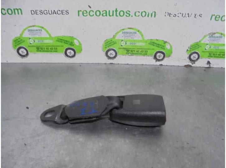 Recambio de enganche cinturon trasero izquierdo para chrysler grand voyager (rg) 2.5 crd referencia OEM IAM