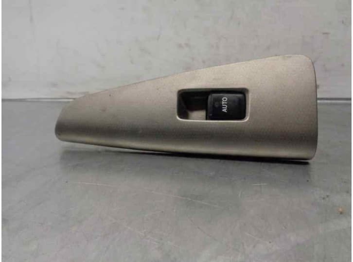 Recambio de mando elevalunas trasero derecho para toyota corolla verso (_e12_) 2.0 d-4d (cde120_) referencia OEM IAM 8403013031