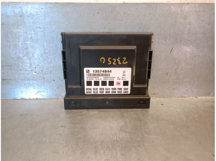 Recambio de caja reles / fusibles para opel insignia a sedán (g09) 2.0 cdti (69) referencia OEM IAM 13574844 BOSCH
