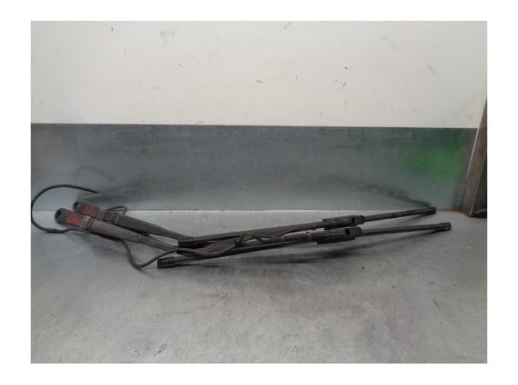 Recambio de brazo limpia delantero derecho para iveco daily iii caja/chasis 35 c 14 referencia OEM IAM 504086799