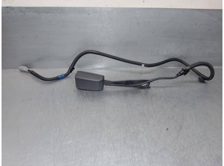 Recambio de enganche cinturon delantero izquierdo para toyota corolla sedán (_e15_) 2.0 d-4d (ade150) referencia OEM IAM 7323012