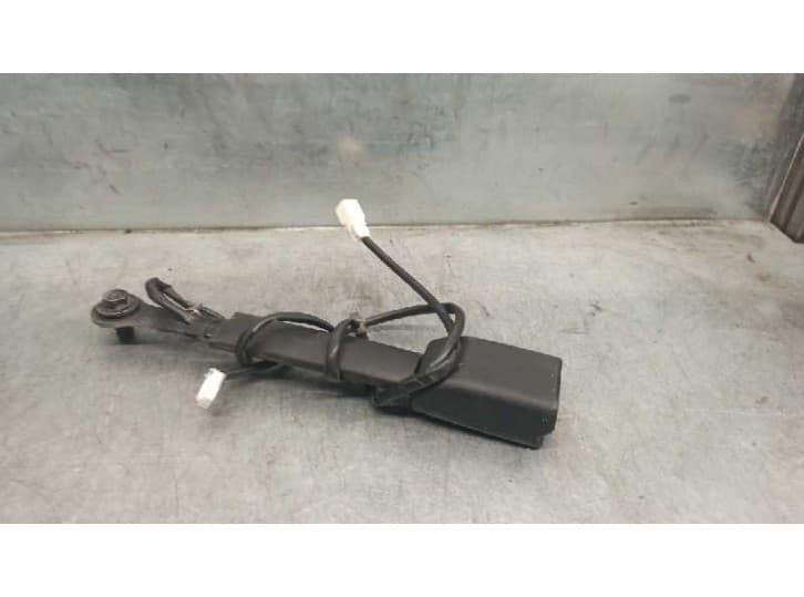 Recambio de enganche cinturon delantero derecho para nissan x-trail ii (t31) 2.0 dci referencia OEM IAM 88843JG000 4 PINES