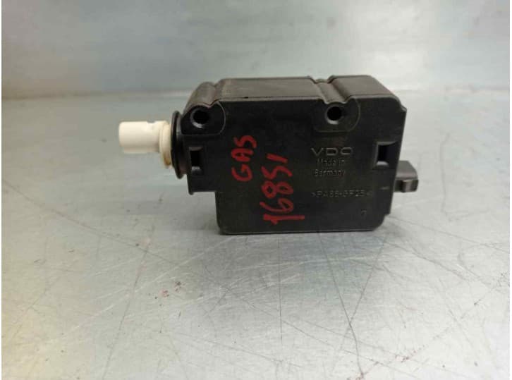Recambio de motor tapa deposito combustible para land rover discovery iii (l319) 2.7 td 4x4 referencia OEM IAM A2C53110933 A2C53