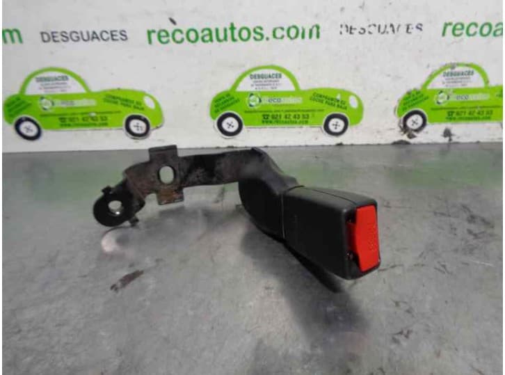 Recambio de enganche cinturon trasero derecho para toyota avensis (_t25_) 2.2 d-4d (adt251_) referencia OEM IAM