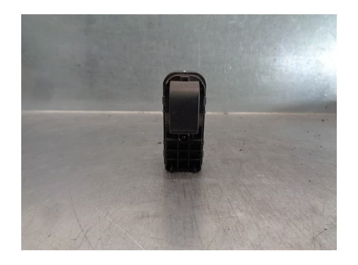 Recambio de mando elevalunas trasero izquierdo para mazda 3 sedán (bl) 2.2 mzr cd (bl10) referencia OEM IAM BBM266370