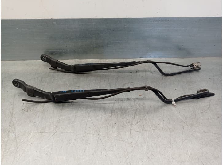 Recambio de brazo limpia delantero derecho para iveco daily iii furgoneta 35 s 11 v,35 c 11 v referencia OEM IAM 504023733 50402