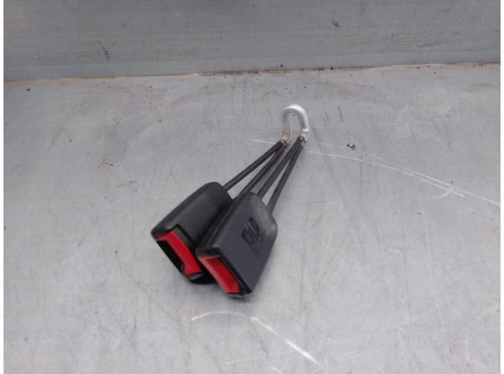 Recambio de enganche cinturon trasero derecho para seat ibiza ii (6k1) 1.4 i referencia OEM IAM 867857739 TRASERO DERECHO Y CENT