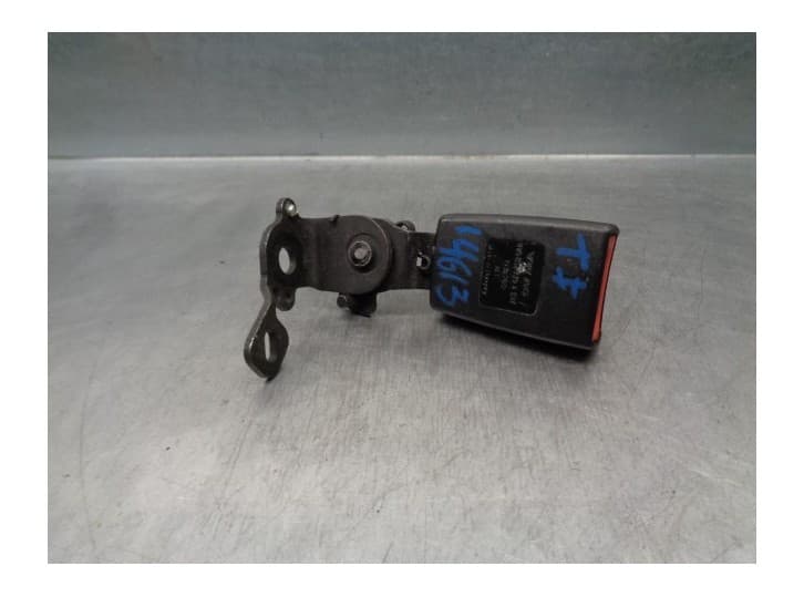 Recambio de enganche cinturon trasero izquierdo para volkswagen golf vii (5g1, bq1, be1, be2) 1.6 tdi referencia OEM IAM 8V08577