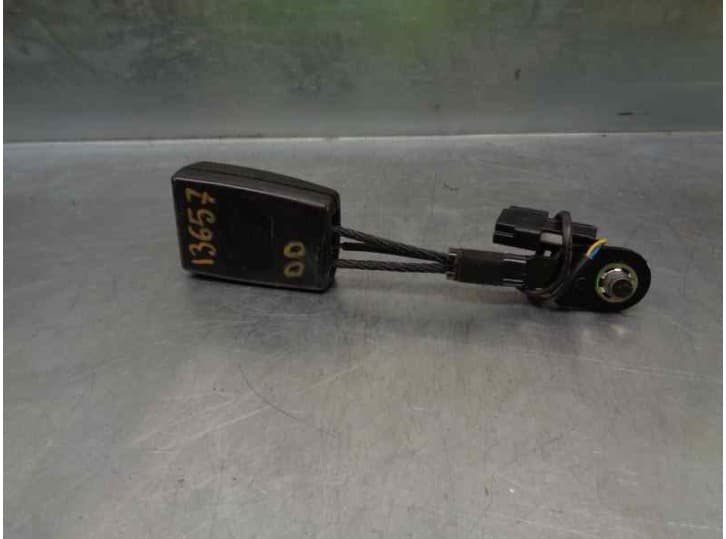 Recambio de enganche cinturon delantero derecho para opel astra j (p10) 1.7 cdti (68) referencia OEM IAM 13330865