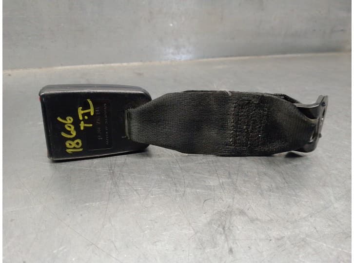Recambio de enganche cinturon trasero izquierdo para renault 19 ii chamade (l53_) 1.8 (l538) referencia OEM IAM 7700773901