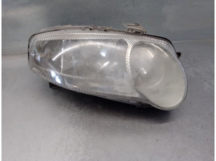 Recambio de faro derecho para alfa romeo 147 (937_) 1.6 16v t.spark (937.axa1a, 937.axb1a, 937.bxb1a) referencia OEM IAM 4655656