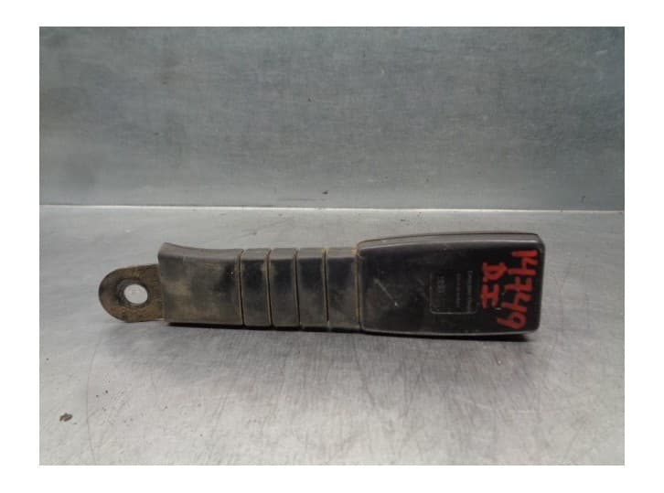 Recambio de enganche cinturon delantero izquierdo para hyundai h100 autobús (p) 2.5 td referencia OEM IAM DEL IZQ.