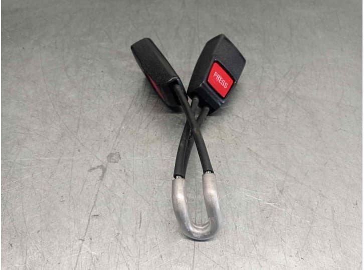 Recambio de enganche cinturon trasero izquierdo para volvo 740 (744) 2.3 referencia OEM IAM 1297612 TRA IZQ + CENTR 4 PUERTAS