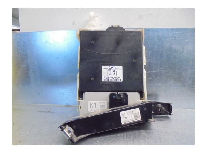 Recambio de caja reles / fusibles para toyota auris 1.8 16v cat referencia OEM IAM 8922112481 50115055