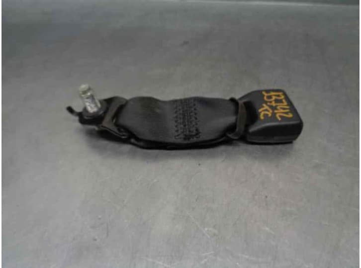 Recambio de enganche cinturon trasero central para kia carens iv 1.7 crdi referencia OEM IAM F3034H